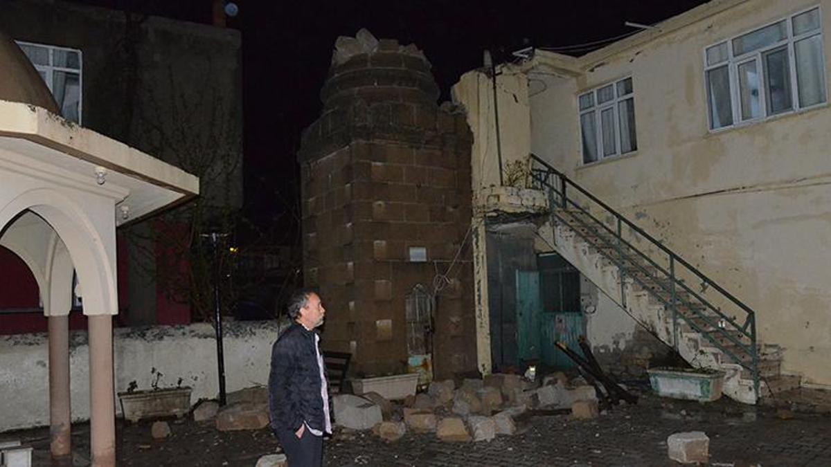 Antalyada fırtına, caminin minaresini yıktı