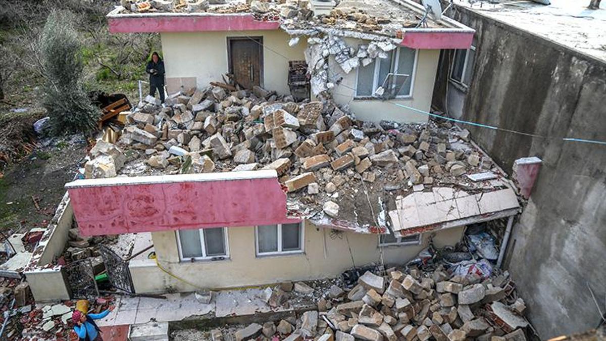 Antalya'da hortum yıktı geçti! Çok sayıda ev ve sera zarar gördü