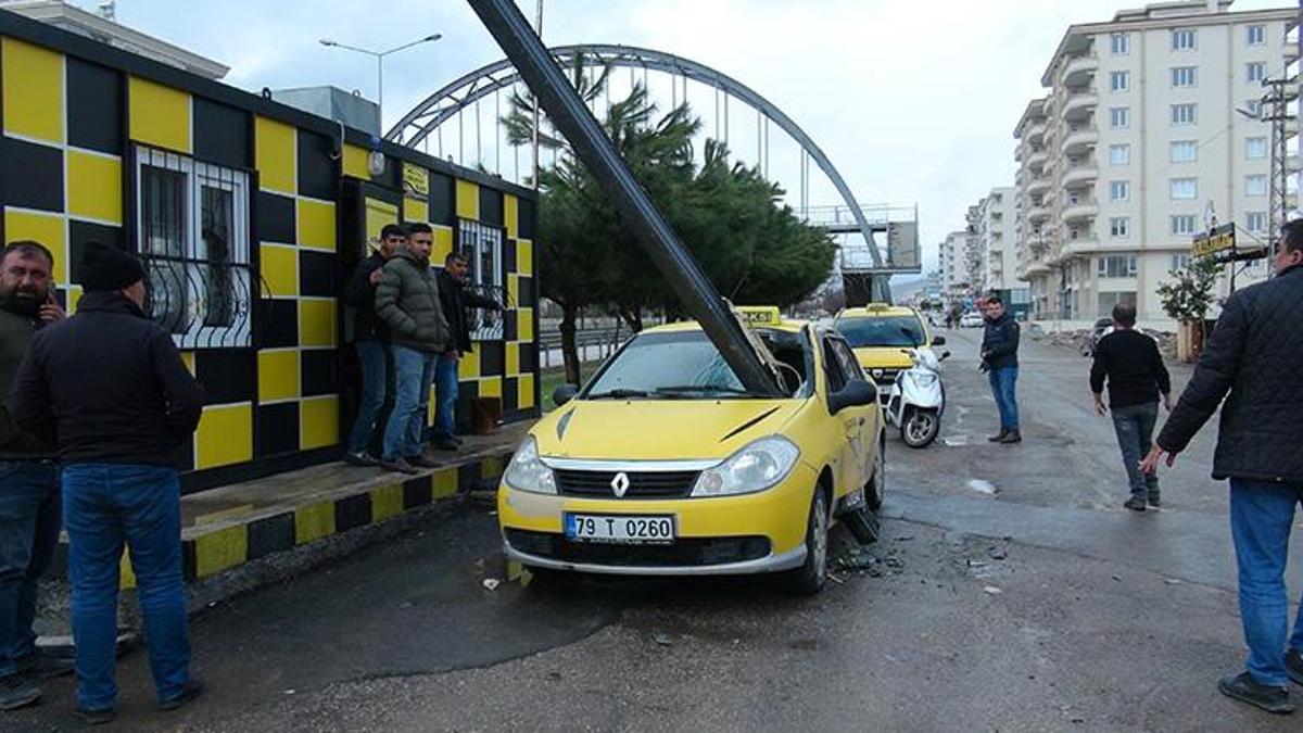 Çatı uçtu, demir parçası taksiye ok gibi saplandı!