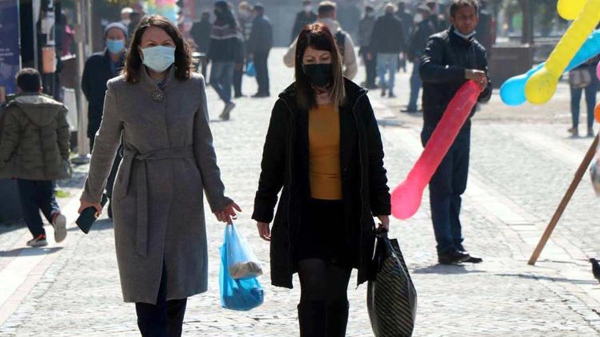 Bilim Kurulu Üyesi Özlü: Omicron'da tam doz aşısızlar risk altında