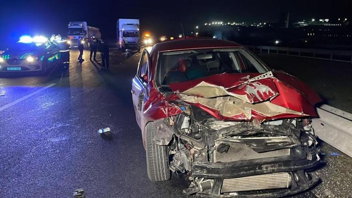 Otoyolda kamyon ile otomobil çarpıştı: 2’si çocuk 3 kişi yaralandı