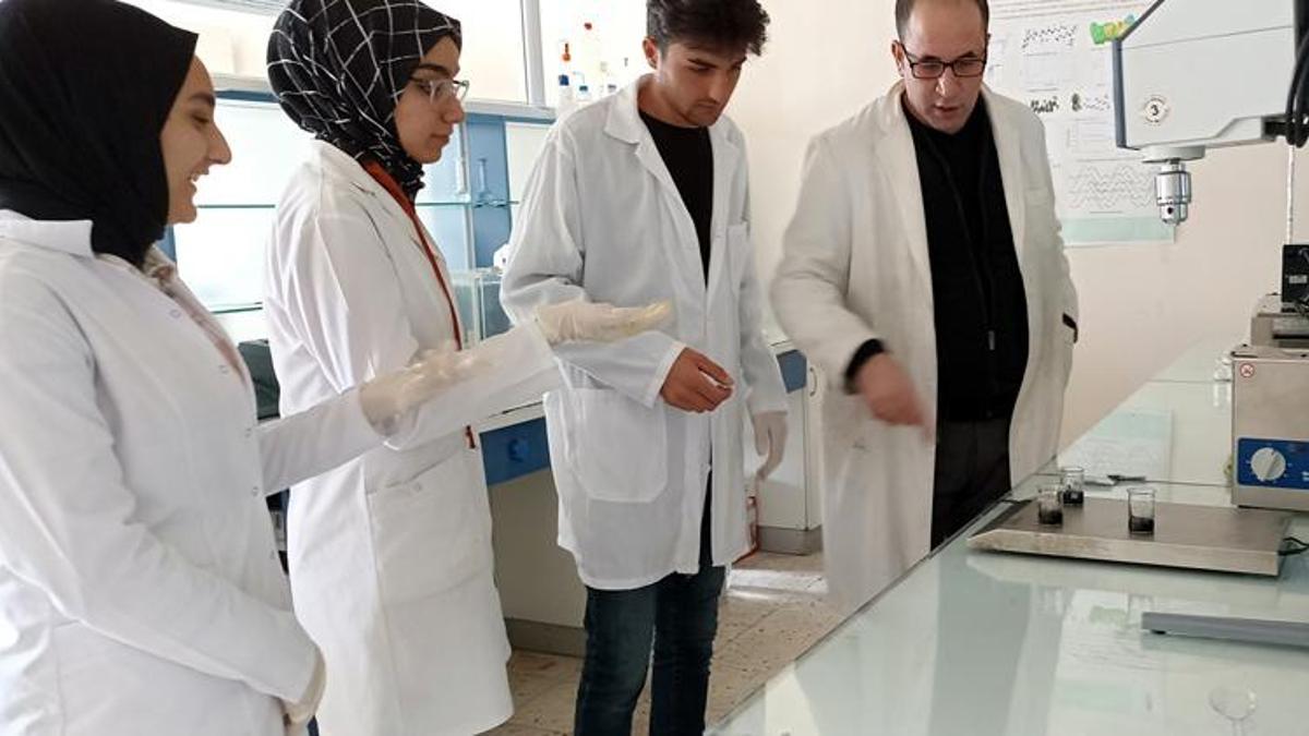 Kız öğrenciler akıllı gaz maskesi üretti