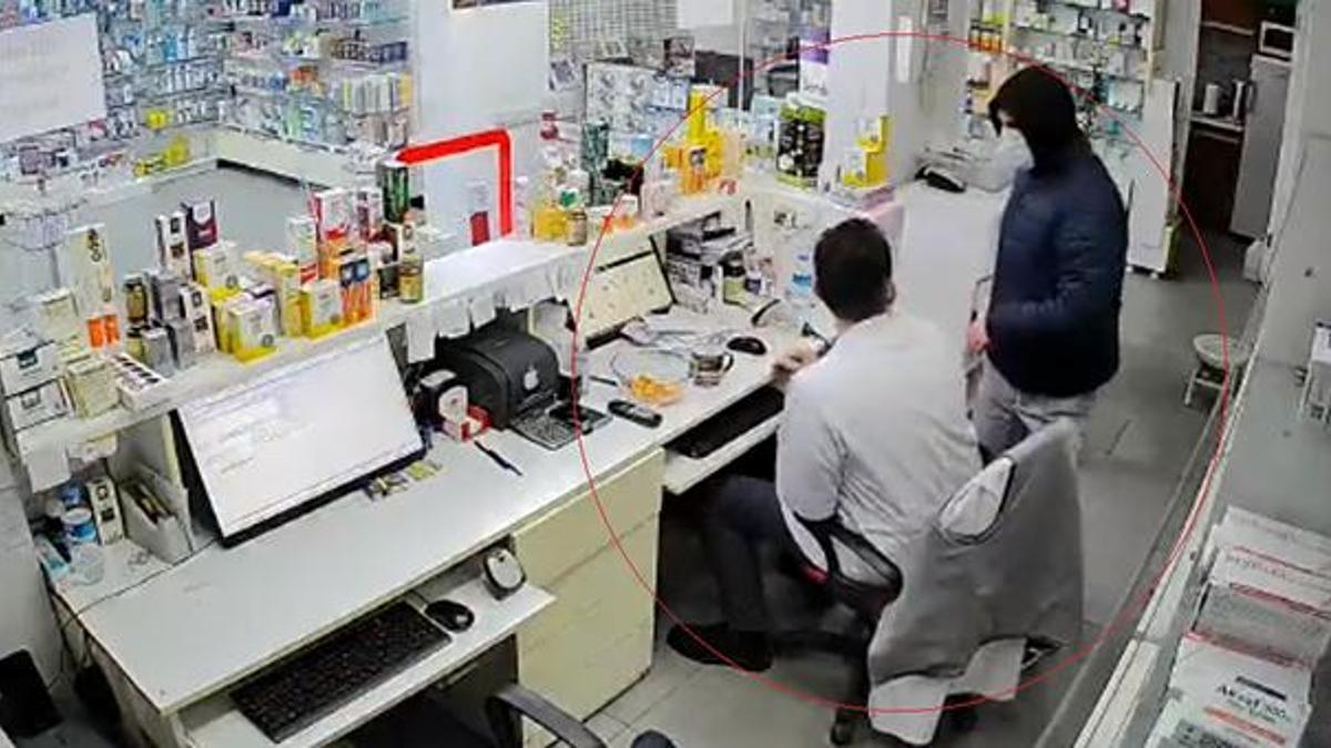 Nöbetçi eczaneyi soymaya çalışan hırsızın etkisiz hale getirildi