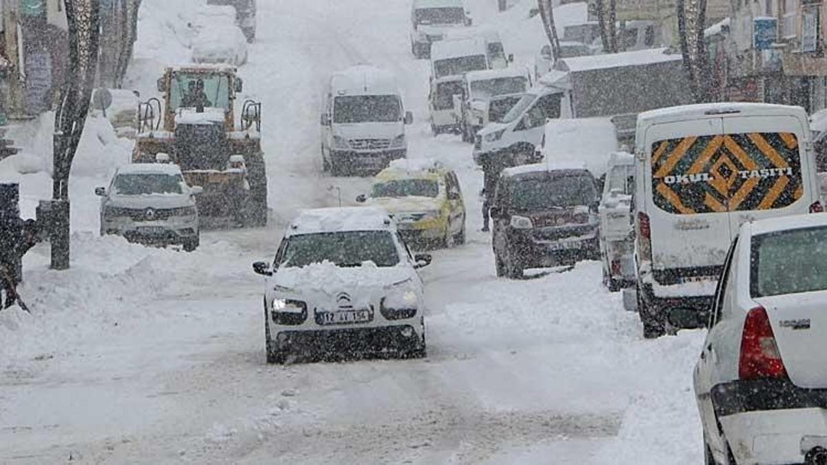 Kar yağışı Muş ve Bingöl'de hayatı felç etti! Yollar kapandı