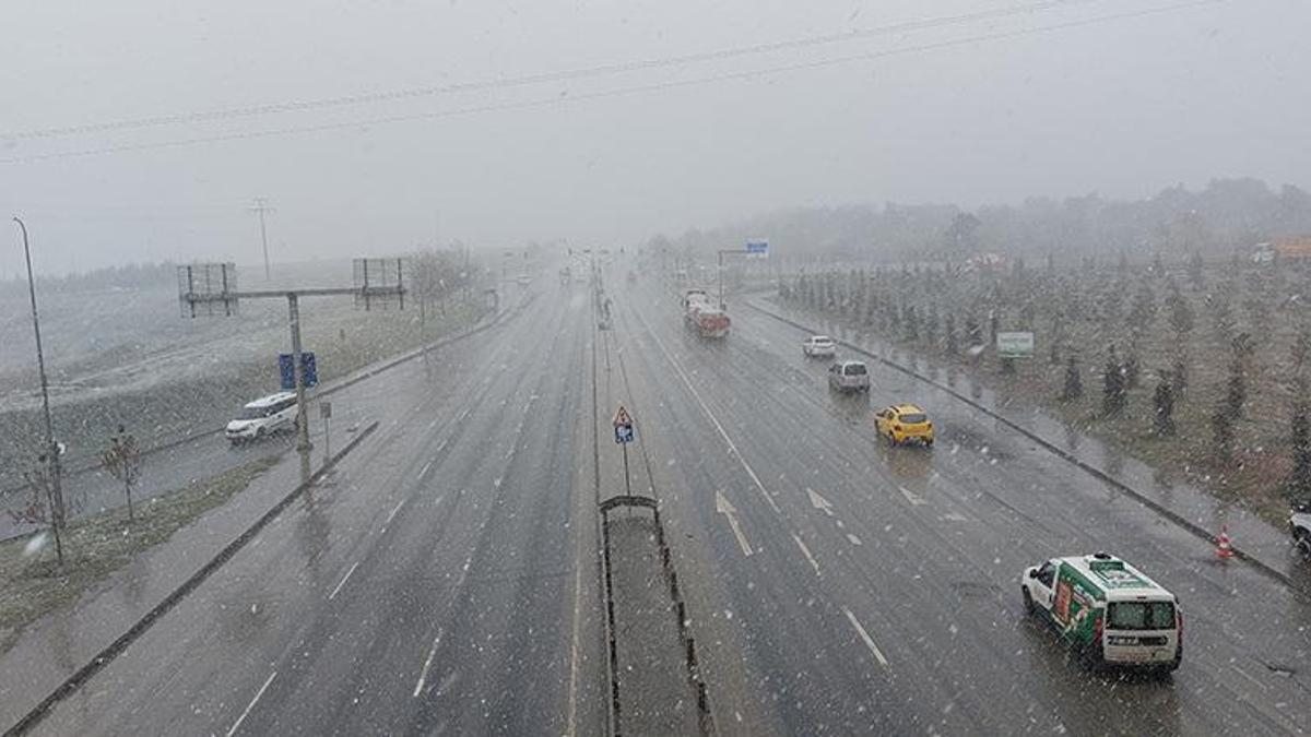 Arnavutköy ve Kayaşehir'de kar başladı! Yerler beyaza büründü
