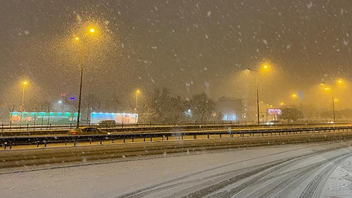 İstanbul'da son dakika kararları! Valilik tedbirleri resmen duyurdu, İstanbul'da okullar tatil! Otogar, üniversiteler ve motokuryeler...