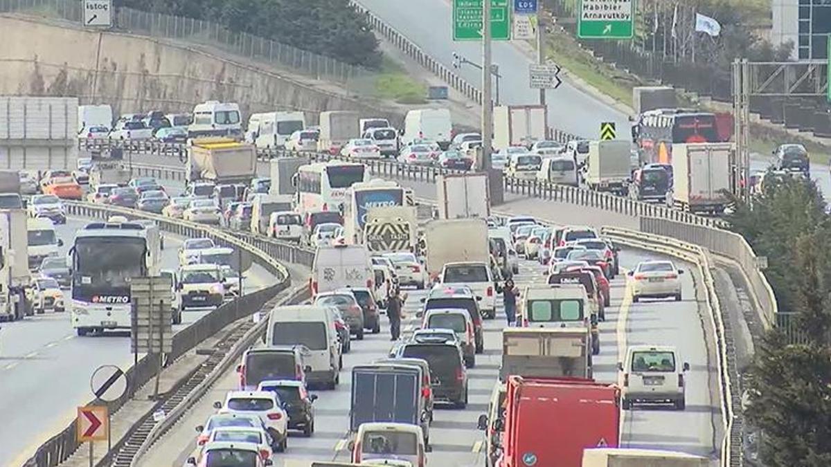 İstanbul'da turuncu kodlu kar alarmı! Trafik felç oldu