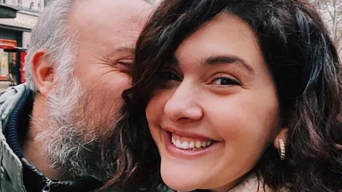 Bergüzar Korel minik kızı ile poz verdi!