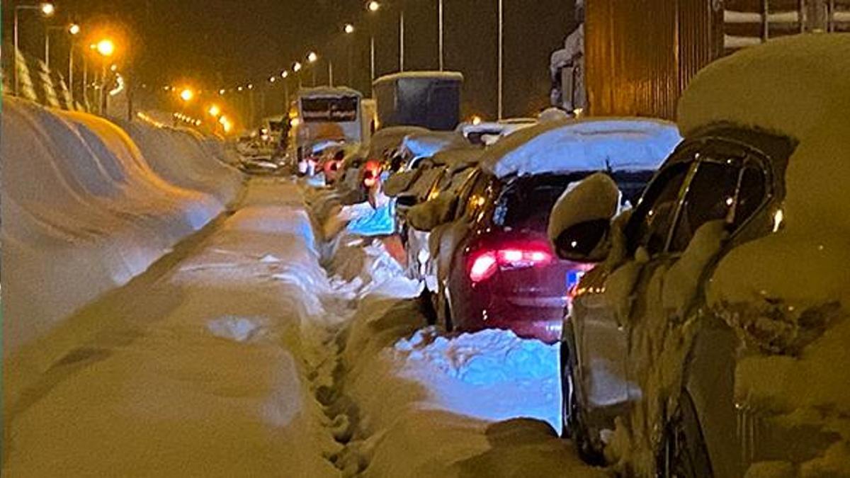 Kar yağışı hayatı felç etti! Bolu Dağı D100 İstanbul yönü araç trafiğine kapatıldı