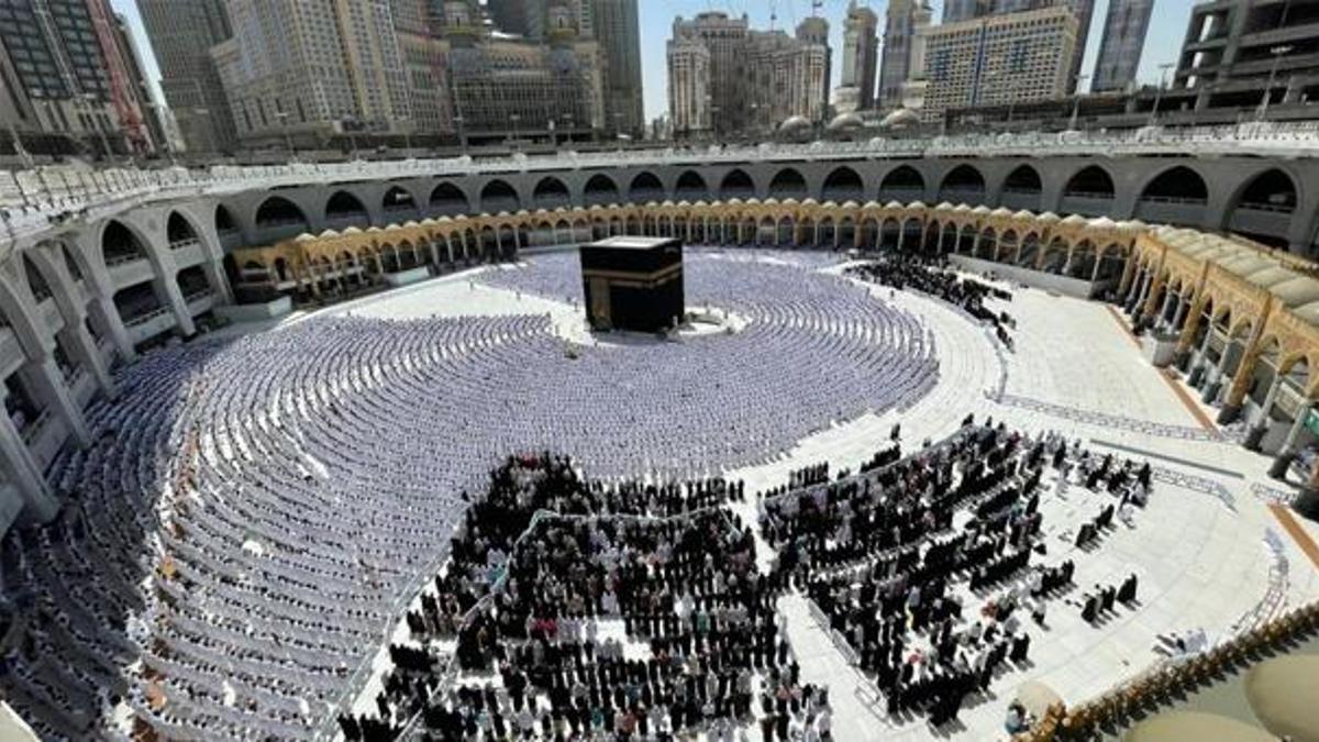 Kabe’de sosyal mesafesiz ilk Cuma namazı kılındı