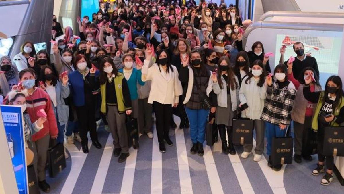 Pembe kağıt uçaklar GUHEM’de havalandı