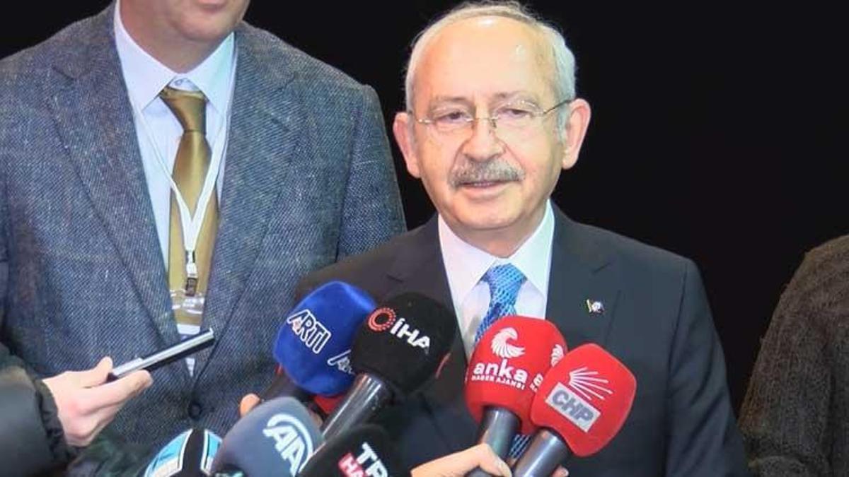 Kılıçdaroğlu, elektrikleri kesilen Moda Sahnesi'ne kandille geldi