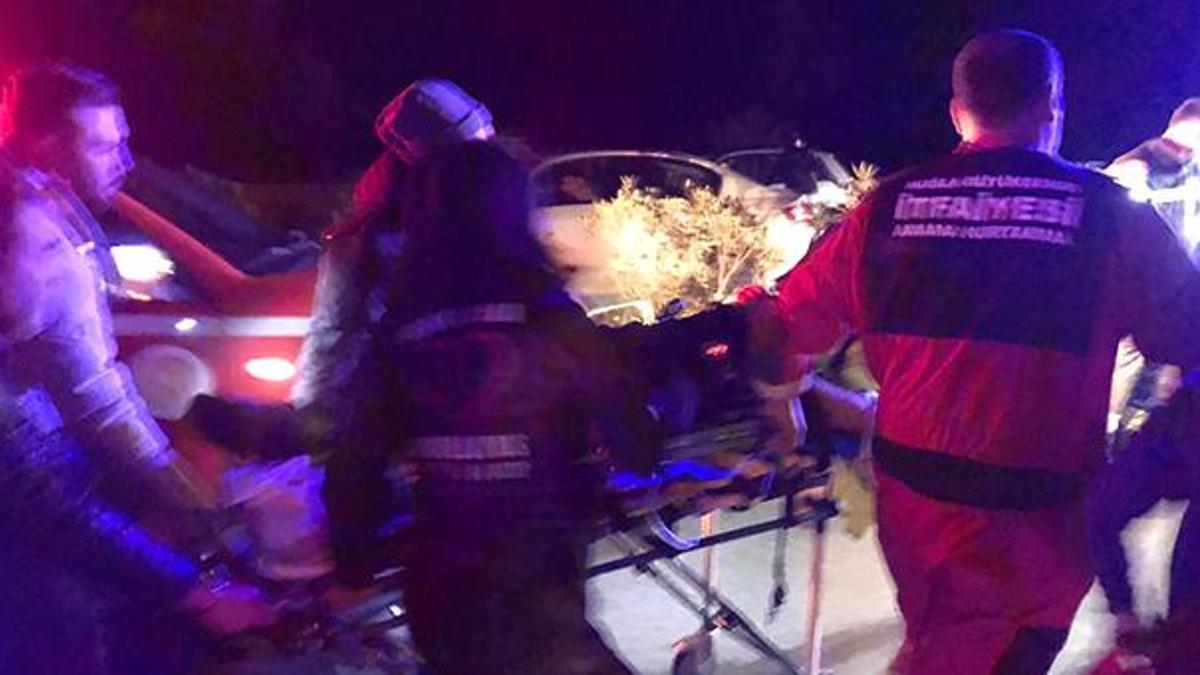 Kazaya müdahale eden polis memuru otomobilin çarpmasıyla ağır yaralandı