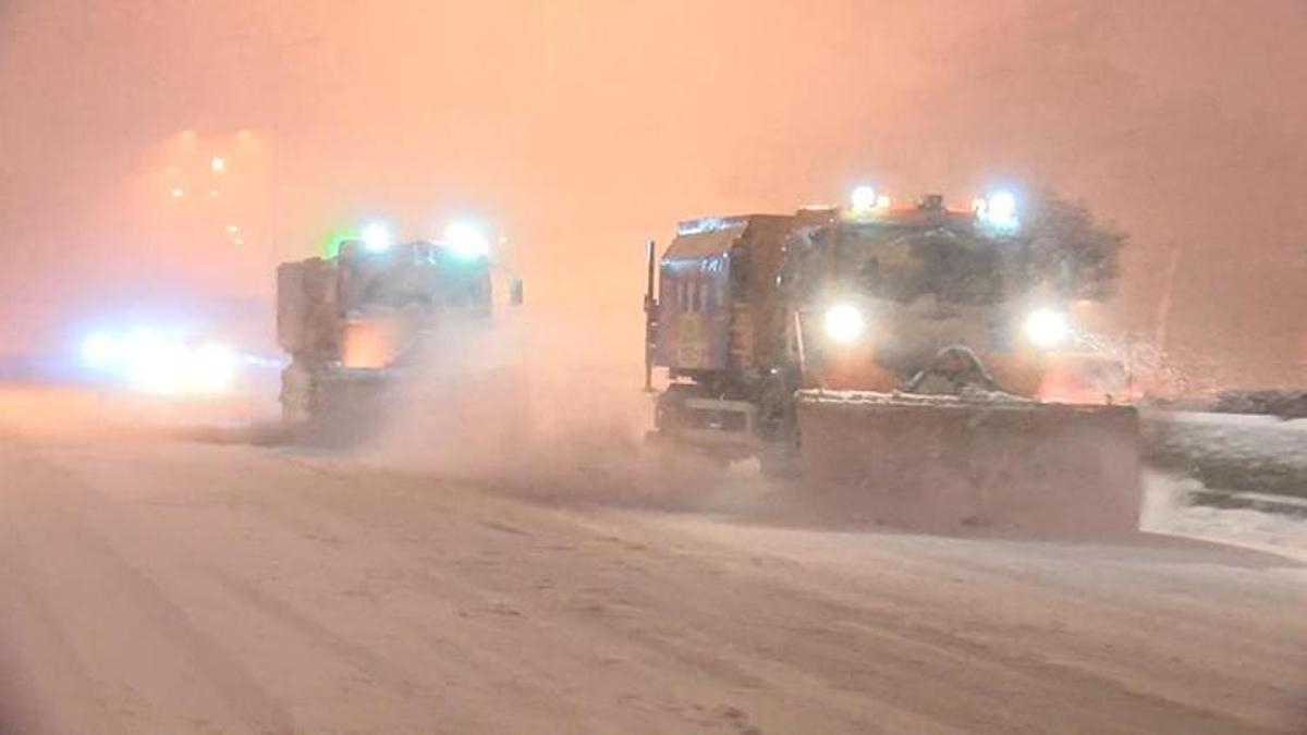 İstanbul'da kar küreme ve tuzlama çalışmaları aralıksız sürdü
