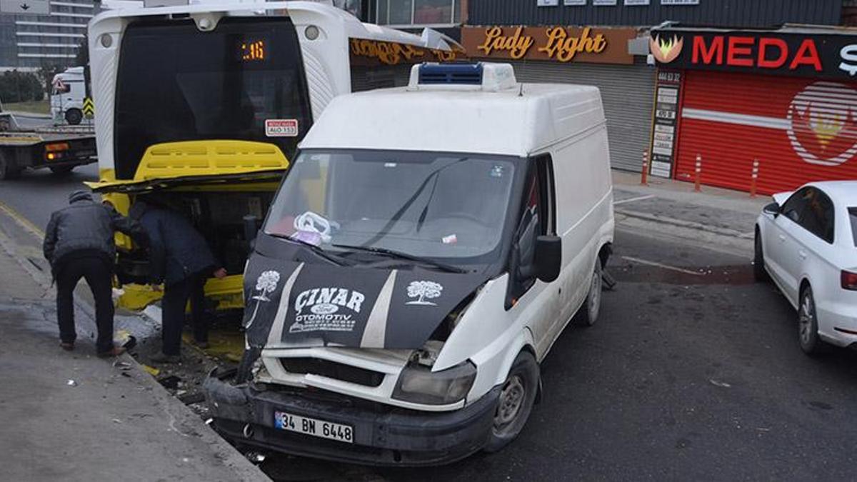 Kayarak yolu kapatan İETT otobüsüne iki araç çarptı!