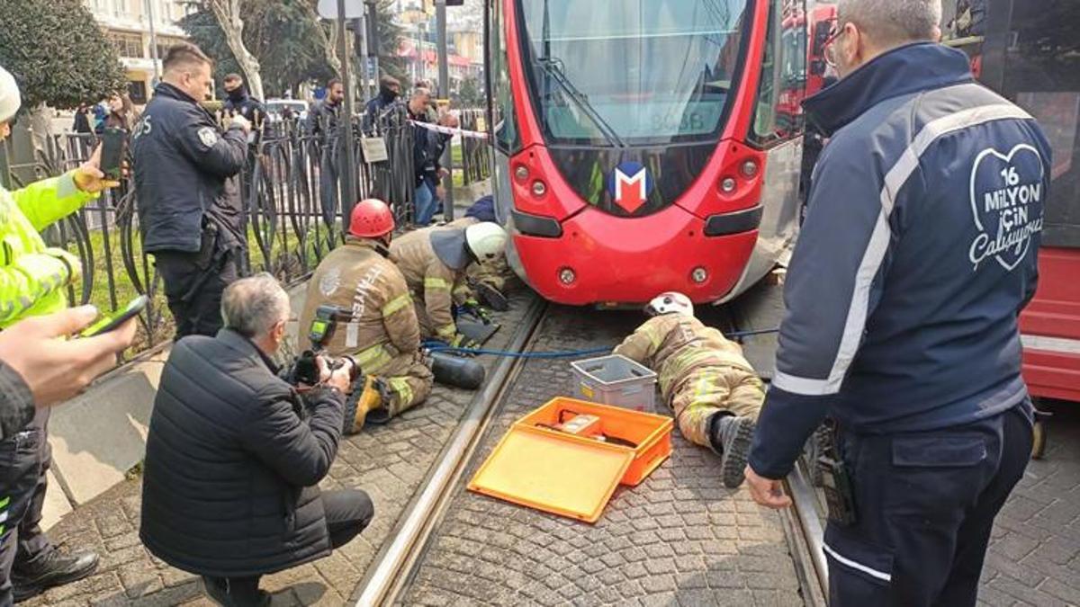 Fatih'te bir kişi tramvayın önüne atlayarak intihar etti