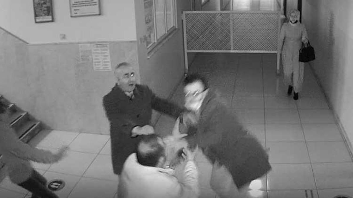 Okulda dehşet! Bıçaklı saldırı anbean görüntülendi