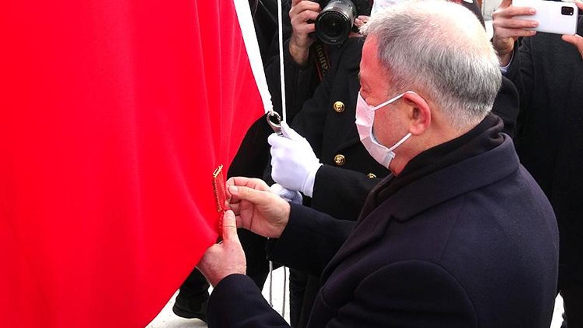 'Çanakkale Geçilmez' yazılı altın madalyalı Türk bayrağı törenle göndere çekildi