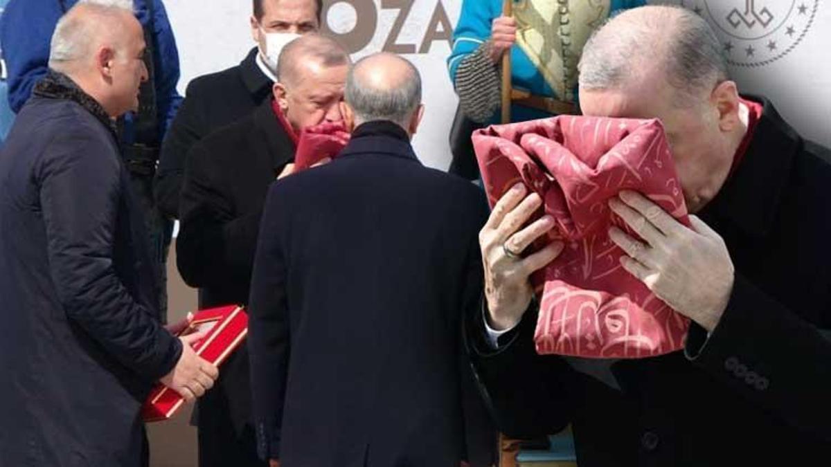 129 yıllık Osmanlı sancağı Türkiye'de! Cumhurbaşkanı Erdoğan önce öpüp başına koydu