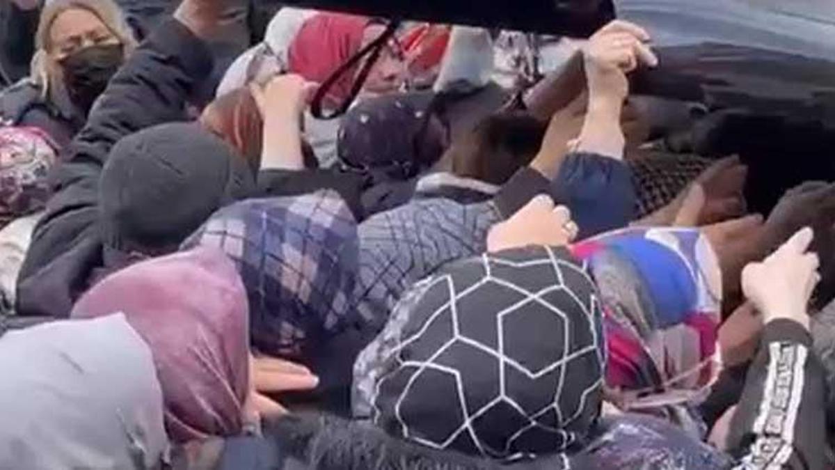 Yüzde 50 indirimi duyan koştu! Ezilme tehlikesi geçirenler var...