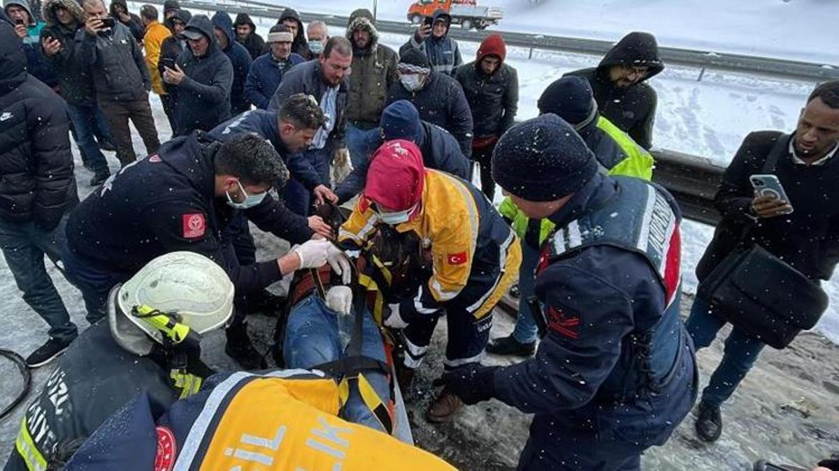 Bolu Dağı’nda kar yağışı nedeniyle 32 araç çarpıştı! 6 yaralı