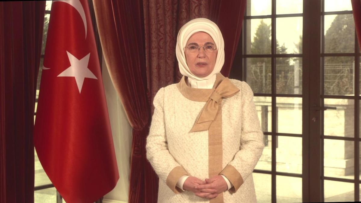 Emine Erdoğan: Herkesi Kızılaya bağış yapmaya davet ediyorum