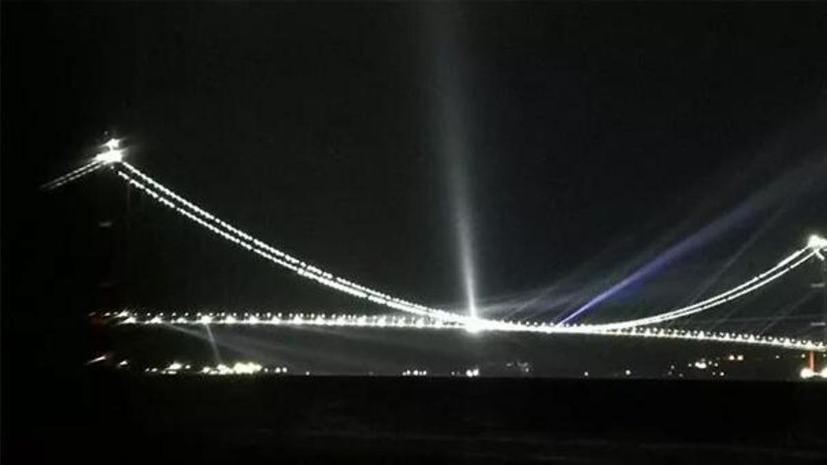 1915 Çanakkale Köprüsü'nde lazer ışık gösterisi