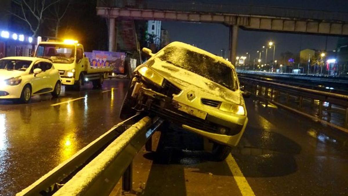 Avcılar’da kararsız sürücü otomobiliyle bariyere çarptı
