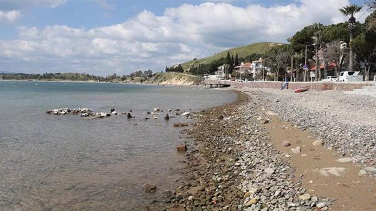 İzmir Foça'da deniz 20 metre kadar çekildi