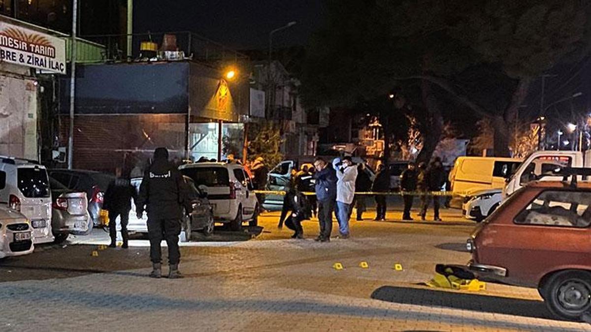 Manisa'da eğlence mekanı önünde silahlı kavga; 3 yaralı