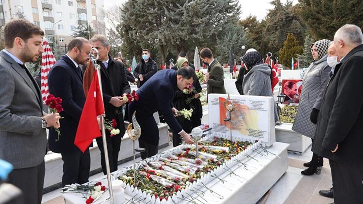Bakan Kurum, Cebeci Askeri Şehitliği’ni ziyaret etti