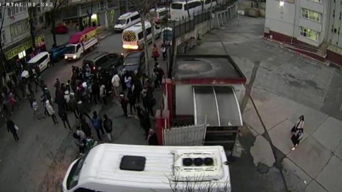 Okul önünde liseli gence silah ve bıçakla saldırdılar