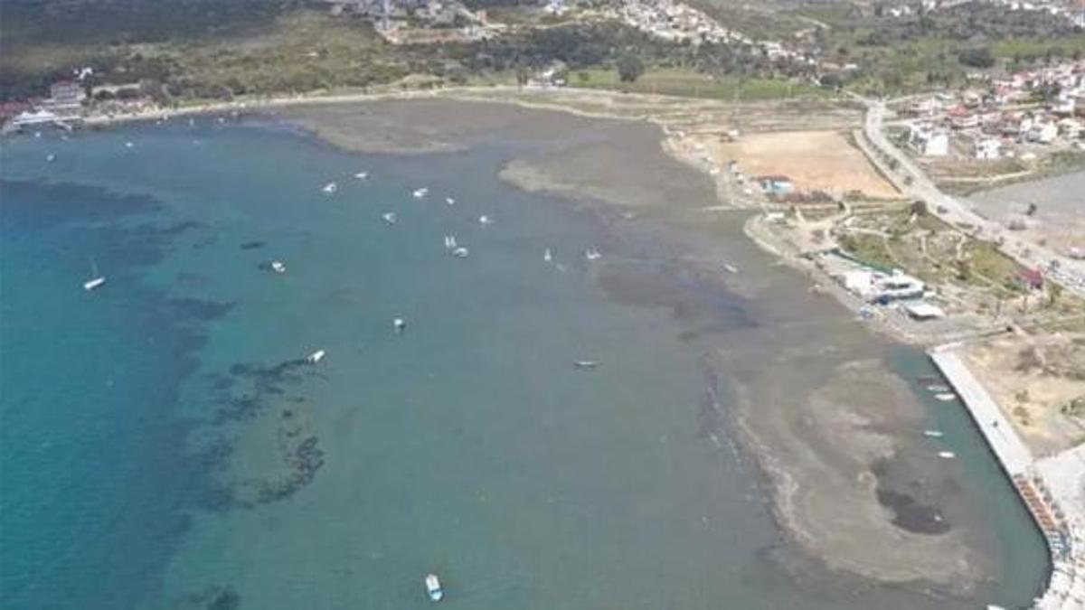 İzmir Seferihisar'da tedirgin eden görüntü! Deniz 30 metre çekildi