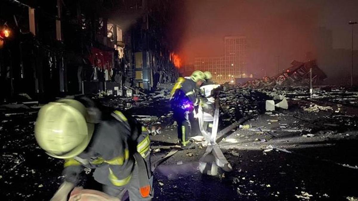 Füze saldırısı sonrası enkaz altında kalan siviller için kurtarma çalışmaları sürüyor