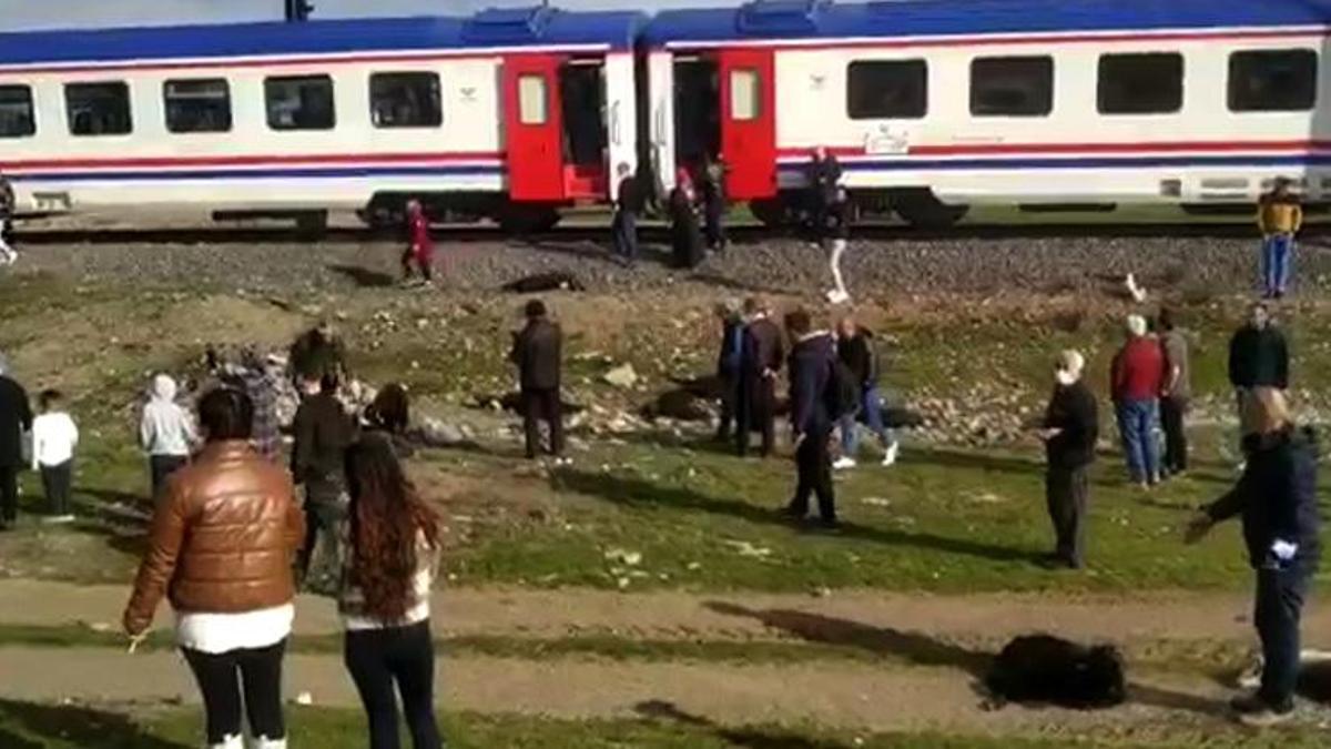 Feci kaza! Kamyonet ve tren, hemzemin geçitte çarpıştı