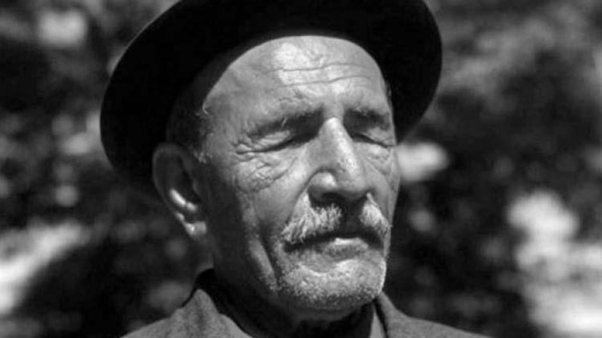 Aşık Veysel sözleri ve şiirleri! Kısa, uzun seçenekli aşk temalı resimli Aşık Veysel Türkülerinde geçen sözler: Uzun ince bir yoldayım, bu bendeki aşk olmazsa, kara toprak…