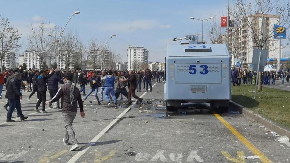 Diyarbakır'da HDP'nin nevruz etkinliği; PKK lehine slogan atanlara gözaltı