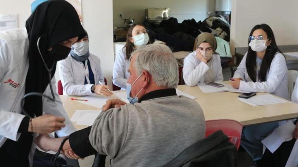 Genç hekimlerden köylüye sağlık taraması