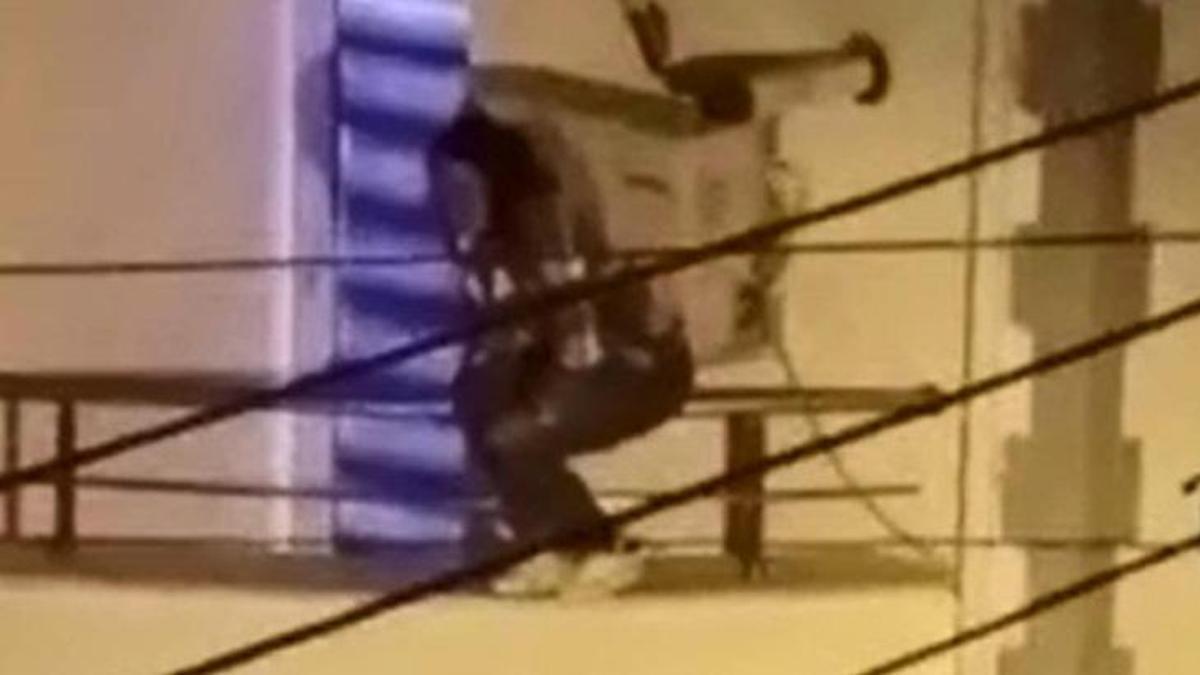 Kadın balkona çıkıp bağırınca ortalık karıştı! Polis ve itfaiye geldi!