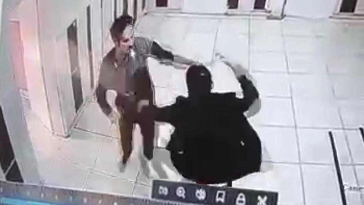 Okulda şok eden görüntüler! Veli ile öğretmenin okulda birbirine girdi