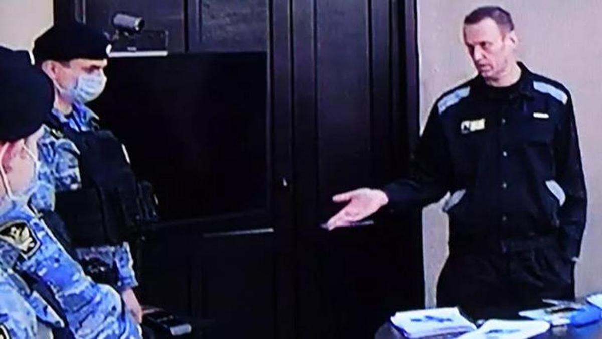 Putin'in en büyük rakibi Navalni'ye hapis cezası! Son hali dikkat çekti