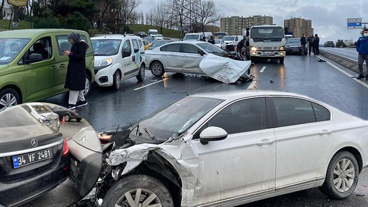 Küçükçekmece'de 6 araca çarptı, ortalığı savaş alanına çevirdi! 2 kişi yaralandı