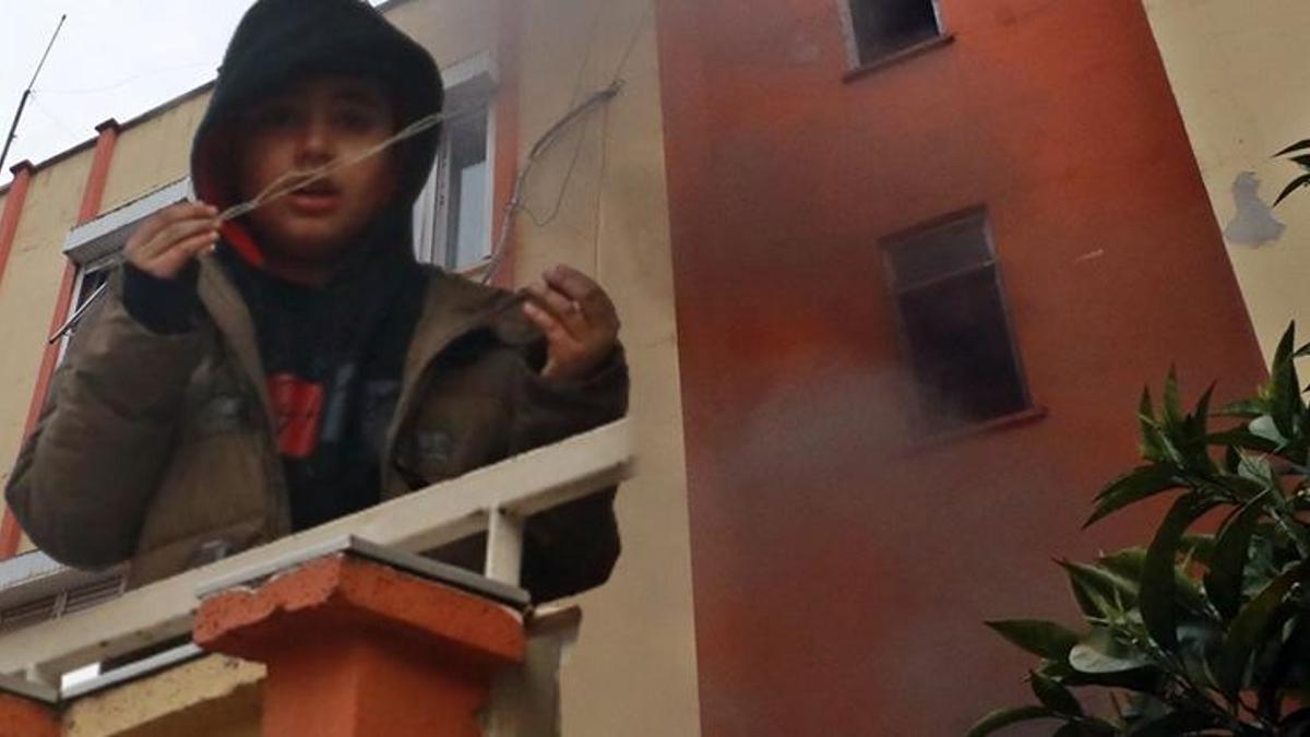 Apartmanda yangın çıktı, balkonda mahsur kalan çocuk ellerini açıp ağlayarak dua etti