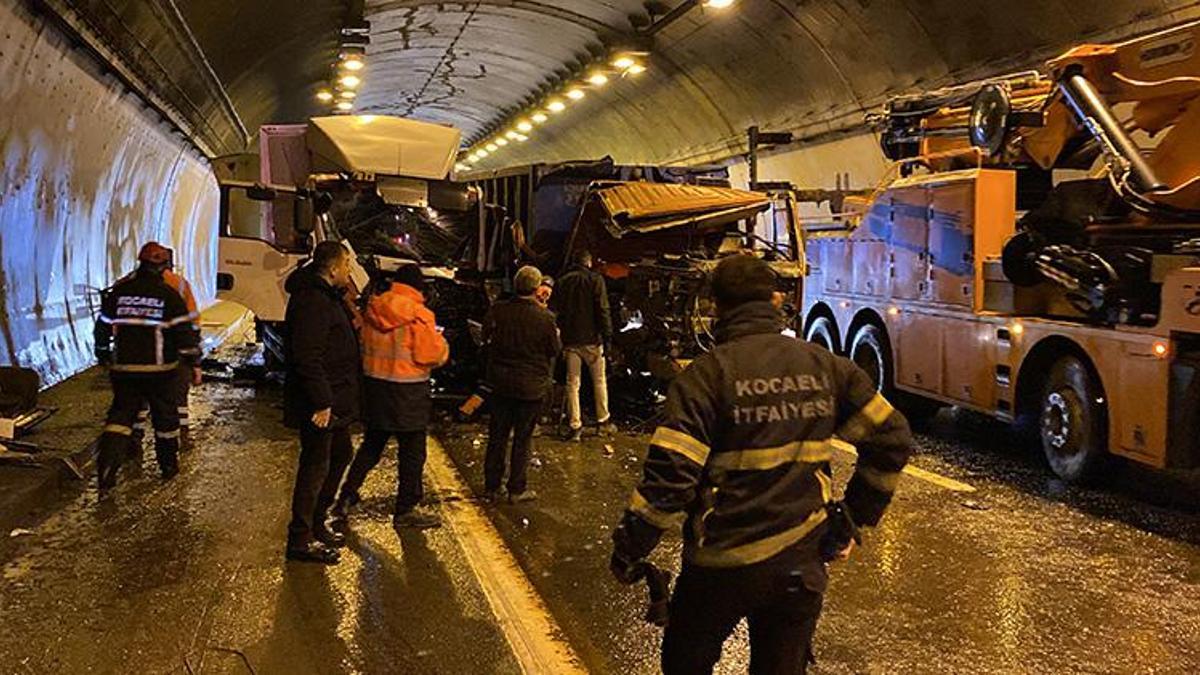 İzmit'te tünelde 3 araç birbirine girdi!
