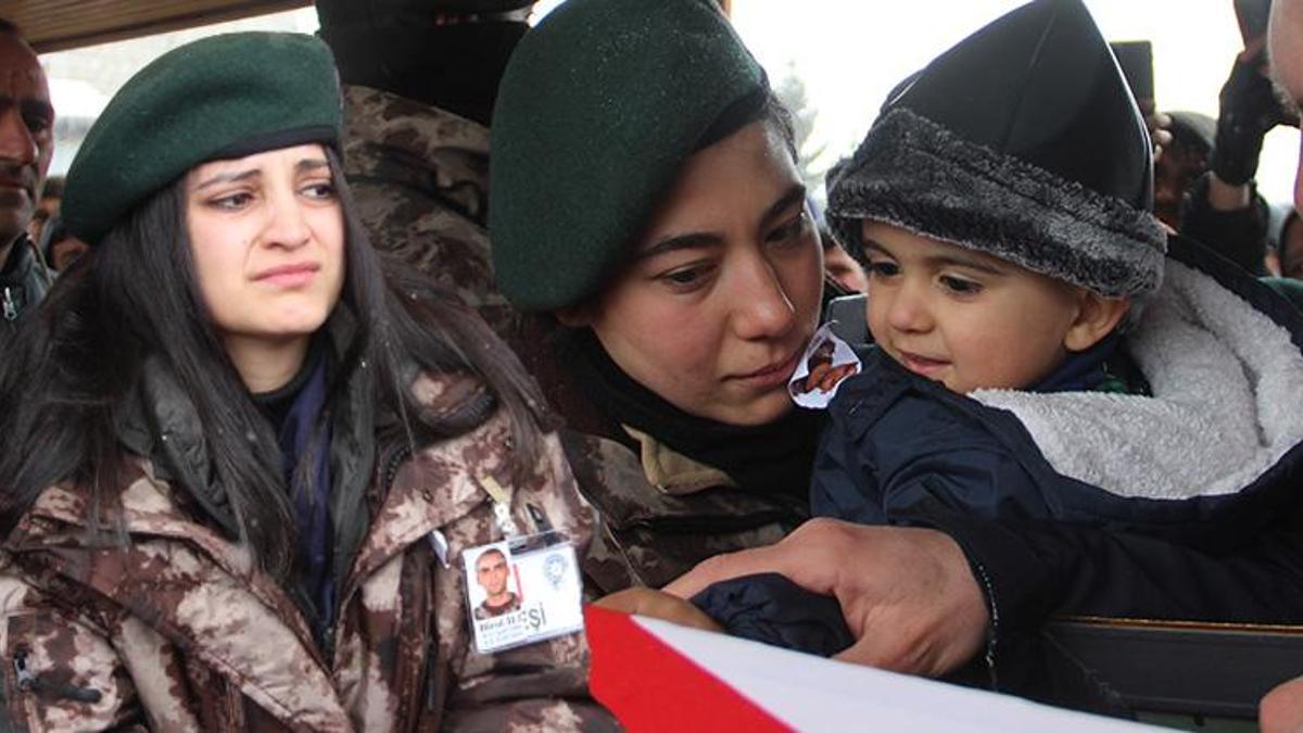 Şehit İli'nin 3 yaşındaki oğlundan acı sözler: Babamın tabutu açılmıyor