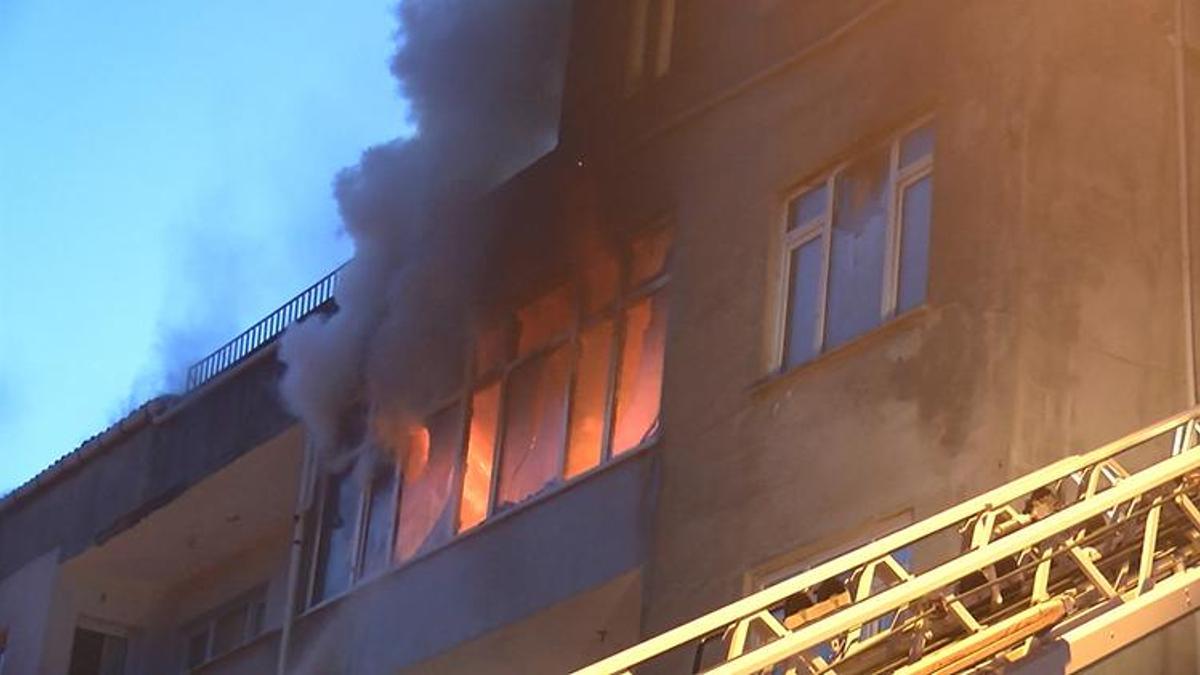 Maltepe'de yangın paniği; biri çocuk 3 kişi kurtarıldı