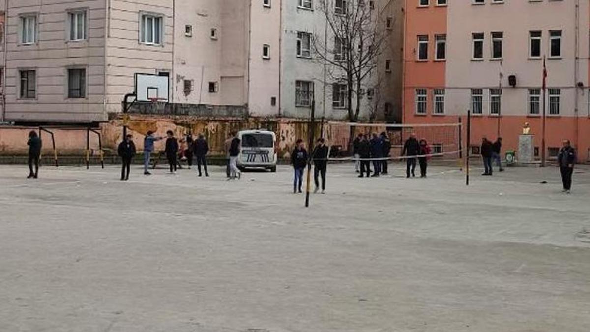 Okul bahçesinde kanlı kavga! 2 öğrenci ve 1 idareci yaralandı
