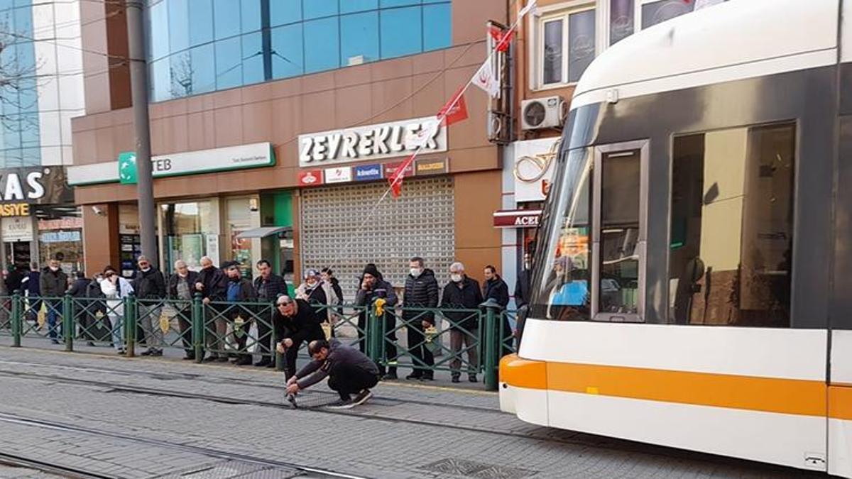 Raylara sıkışan güvercin tramvay seferlerini aksattı