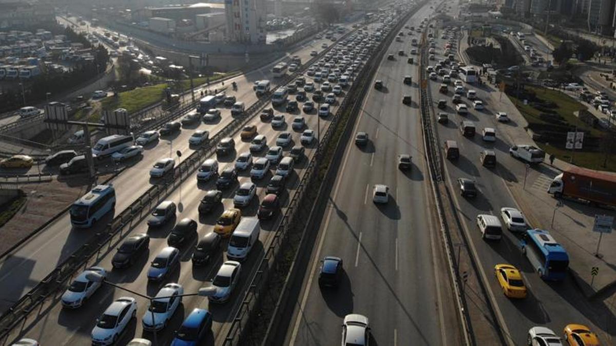 İstanbul’da haftanın ilk iş gününde trafik yüzde 60’ı buldu