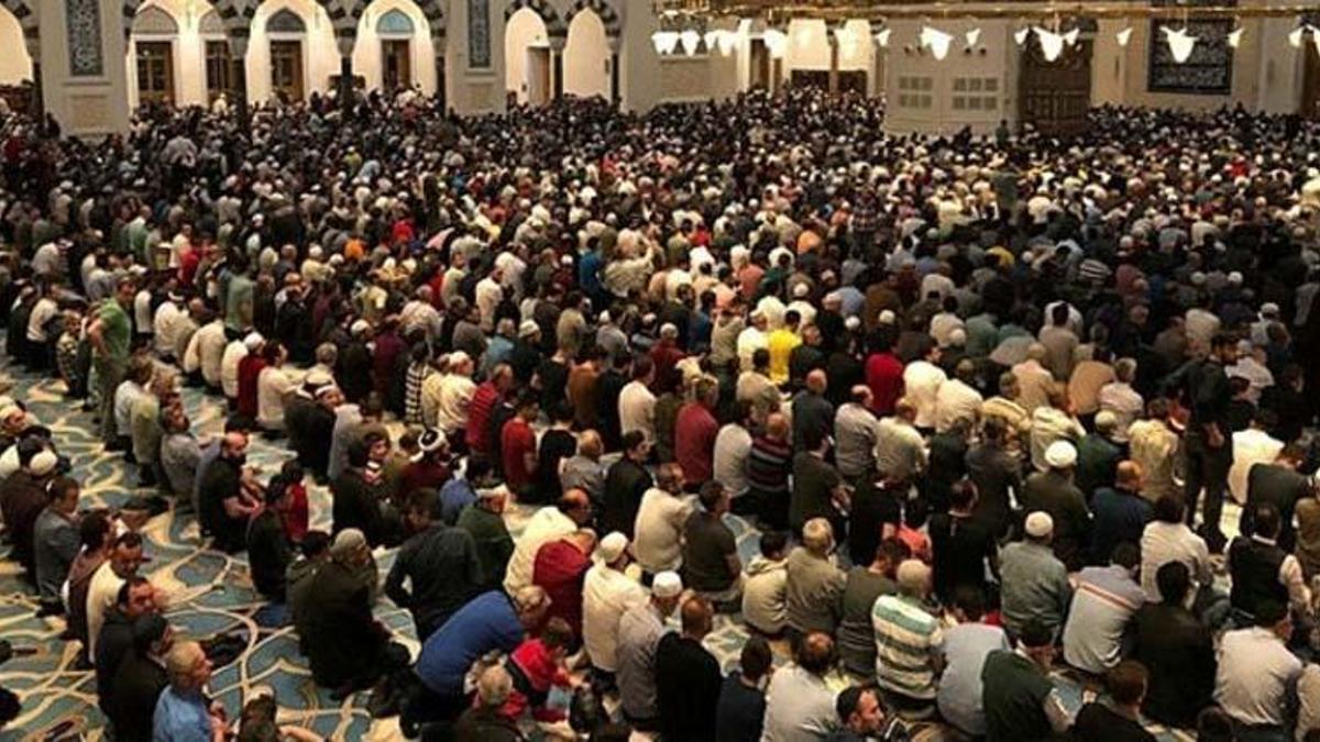 Bu sene teravih namazı kılınacak mı, Teravih namazı camilerde mi kılınacak? İlk teravih namazı ne zaman, saat kaçta kılınacak?